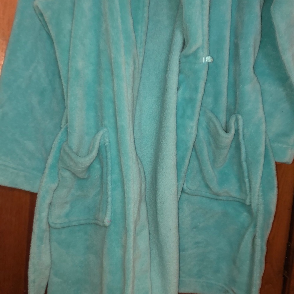 Robe - Picture 2 of 4